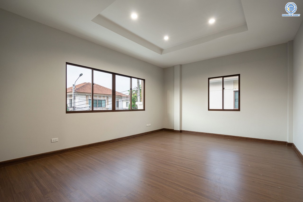 บ้านมือสองตกแต่งใหม่ ทำเลใจกลางเมือง โครงการ บุราสิริ งามวงศ์วาน-ประชาชื่น บ้านหลังใหญ่ เนื้อที่ 56.2 ตร.ว. ฟังก์ชัน 3 ห้องนอน 3 ห้องน้ำ 2 ที่จอดรถ พื้นที่ใช้สอย 183 ตร.ม. เชื่อมต่อถนนหลายสาย ใกล้เดอะมอลล์ งามวงศ์วาน และจุดขึ้นทางด่วนงามวงศ์วาน